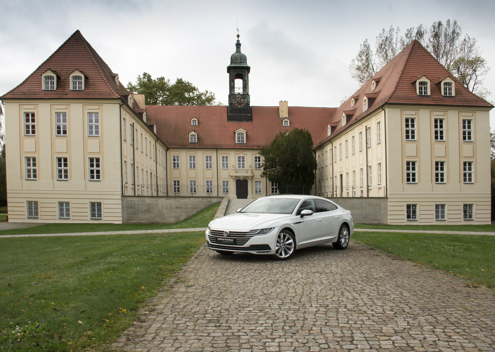 Arteon vor dem Elsterschloß